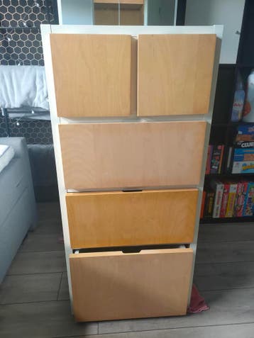 Ladekast met beschadigingen en verkleuringen