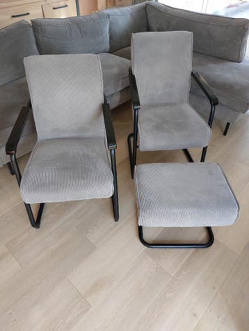 GRATIS 2 stoelen met voetenbank