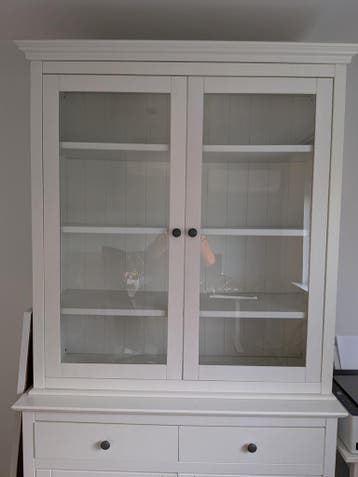 Witte buffetkast met glazen deuren