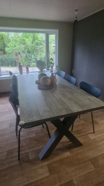 Grote eettafel (200x100cm) met 6 stapelbare stoelen