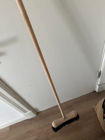 Houten bezem met stevige borstelharen
