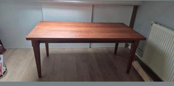 Gelamineerde houten tafel met massief houten poten