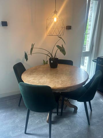 Ronde eettafel van echt hout GRATIS