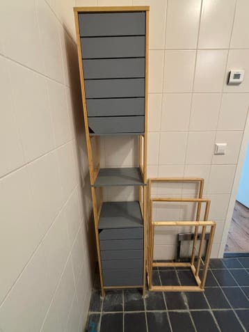 Badkamerkastje en handdoekenrek