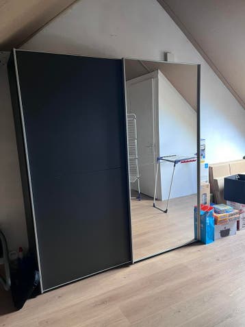 Kledingkast €250,-