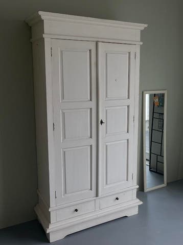 Gratis Witte Houten Kast met Planken, Hanggedeelte en Lades