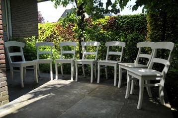 Houten keuken- of eetkamerstoelen in de kleur wit, 7 stuks