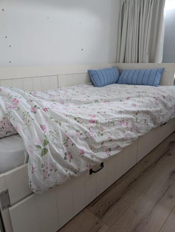 Bed met uitschuif en lade