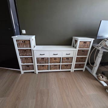 Kast met rotanmanden en 3 houten laden