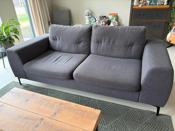 Gratis af te halen: grijze bank en hocker van merk Xooon