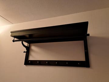 Ikea Hemnes kapstok met kleine beschadiging aan bovenkant