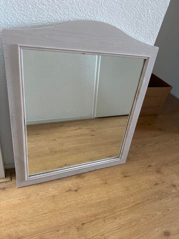 Mooie spiegel met houten frame