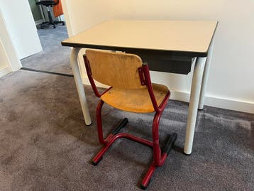 Kinderbureau met stoel