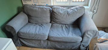 Comfortabele grijze tweezitsbank