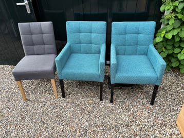 Gratis: Drie stoelen, twee blauw en één grijs