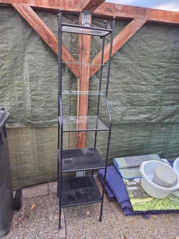 Metalen badkamerrek met glazen planken
