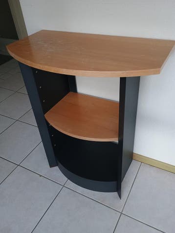Half rond kastje met lichte slijtage op blad