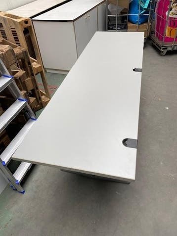 GRATIS ==> Tafel en 2x kast <== GRATIS