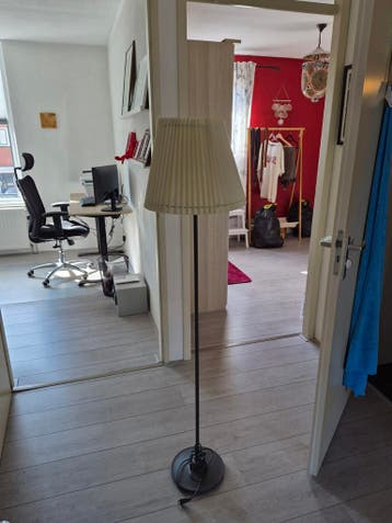 Stijlvolle staande lamp met plissé kap