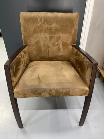 Gratis Stijlvolle bruine fauteuil met houten frame