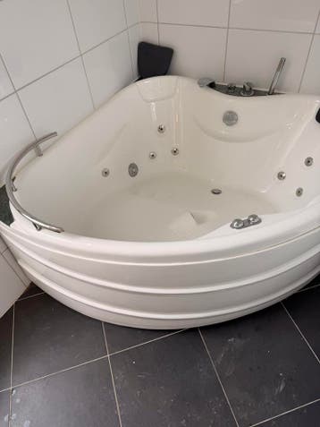 Luxe hoekbubbelbad met jets en hoofdsteunen