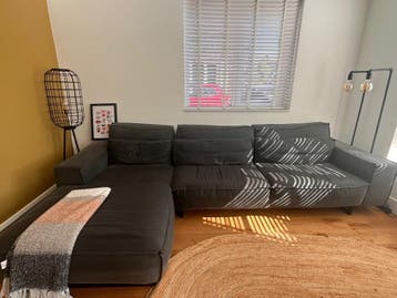 Comfortabele donkergrijze hoekbank met chaise longue