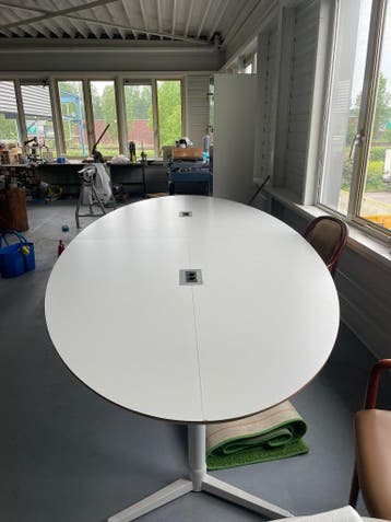 Witte ovale vergadertafel met stopcontacten