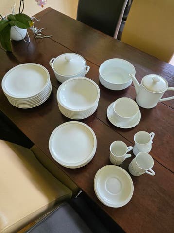 Compleet servies met theepot en serveerschalen