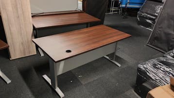 bureau's en stoelen