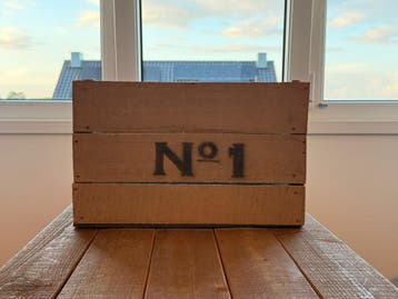 Decoratieve houten kist met 'Nº1' opdruk