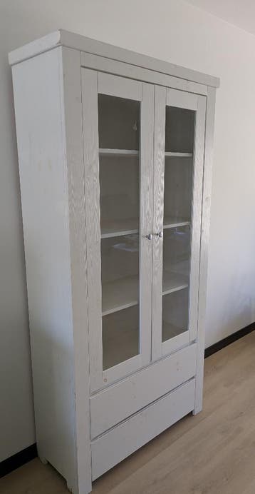 Witte vitrinekast