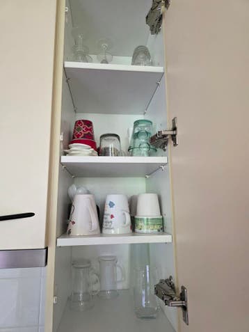 Collectie kopjes, mokken en glazen