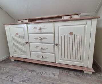 Crèmekleurig dressoir met lades en deuren