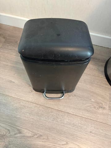 Zwarte prullenbak met pedaal - Gebruikt
