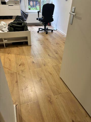 Gratis ophalen Mooie laminaatvloer, licht eiken look