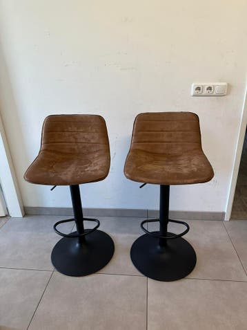 Gratis 2 mooie barkrukken.