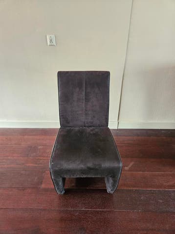 Set van 5 donkerbruine stoelen met wieltjes