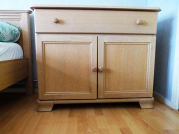 gratis kast 97 cm breed, 45 cm diep en 80 cm hoog.