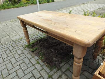 Gratis op te halen grenen tafel en eiken dekenkist