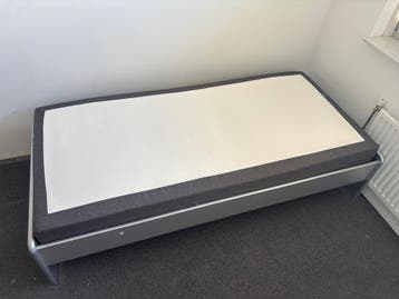 Eenpersoonsbed met lattenbodem en matras