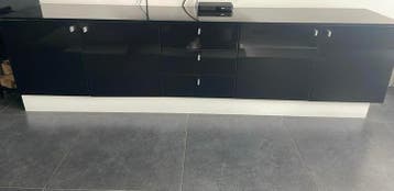Hoogglans zwart dressoir met glasplaat. Gratis!