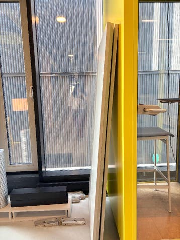 3 Bureaus 180x80cm (LET OP! EEN MIST EEN POOT! )