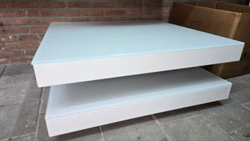 Moderne witte salontafel met 2 glazen bladen.