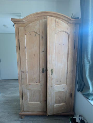 Antieke vintage houten kledingkast
