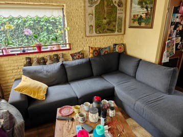 Grote hoekbank en comfortabele fauteuil