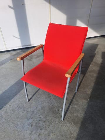 GRATIS: 10 gele & 3 rode stoelen - gebruikt, in prima staat!