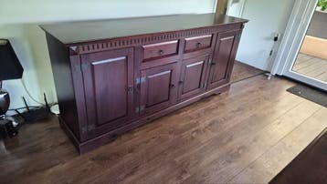 Donkerbruin dressoir met lades en deuren