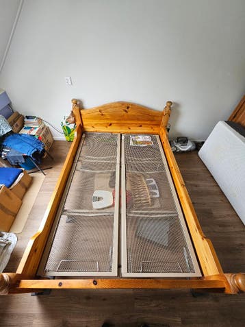 Massief Grenen bed ombouw met spiralen
