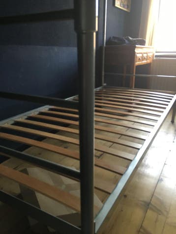 eenpersoons grijs metallic hemelbed met lattenbodem