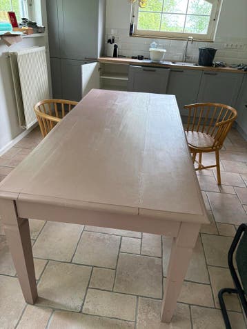 Grote eettafel, lichtroze geverfd, massief hout